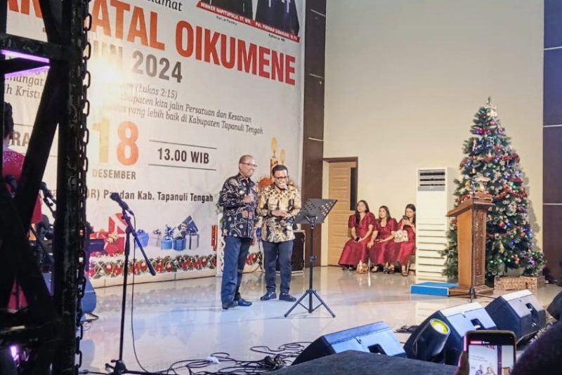 Sugeng Riyanta dan Masinton Pasaribu berduet hibur masyarakat saat perayaan Natal Oikumene Tapteng 2024, Rabu (18/12). Foto: Topikseru.com/ Jasman Julius