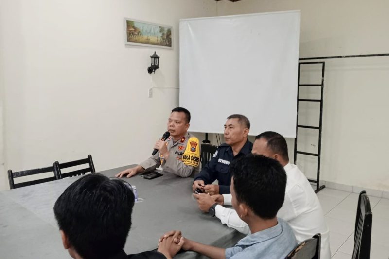 Wakapolres Sibolga Kompol Diarma Munthe (kiri) didampingi Kasi Humas Polres Sibolga Suyatno menyampaikan keterangan pers bersama Sibolga-Tapteng, Rabu (18/12). Foto: Topikseru.com/ Jasman Julius