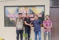 Korban (kanan) dan pelaku (kiri) akhirnya berdamai dan berjabatan tangan didampingi Kadus IV dan salah satu keluarga korban di depan ruangan SPKT Polsek Pinang Sori, Kamis (19/12). Foto: Topikseru.com/ Jasman Julius