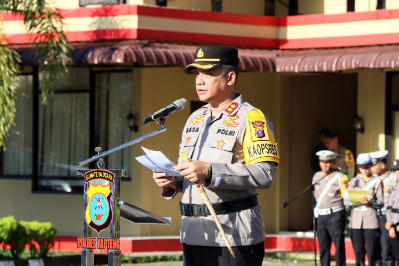 Kapolres Tapteng, AKBP Basa Emden Banjarnahor saat memimpin Apel Gelar Pasukan, Jumat (20/12). Foto: Humas Polres Tapteng