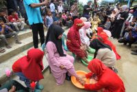 Masyarakat di Kampung Matfa menggelar cuci kaki ibu dalam acara Peringatan Hari Ibu Nasional di Kabupaten Langkat. Foto: Dok.Humas Kampung Matfa