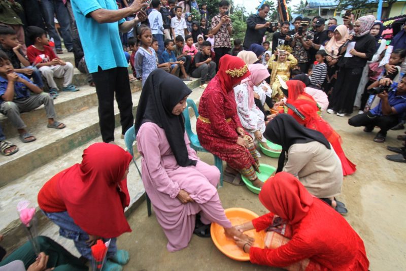 Masyarakat di Kampung Matfa menggelar cuci kaki ibu dalam acara Peringatan Hari Ibu Nasional di Kabupaten Langkat. Foto: Dok.Humas Kampung Matfa