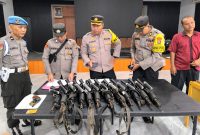 Kapolres Sibolga AKBP Achmad Fauzy bersama jajaran saat melakukan pemeriksaan Senpi, Senin (23/12). Foto: Humas Polres Sibolga