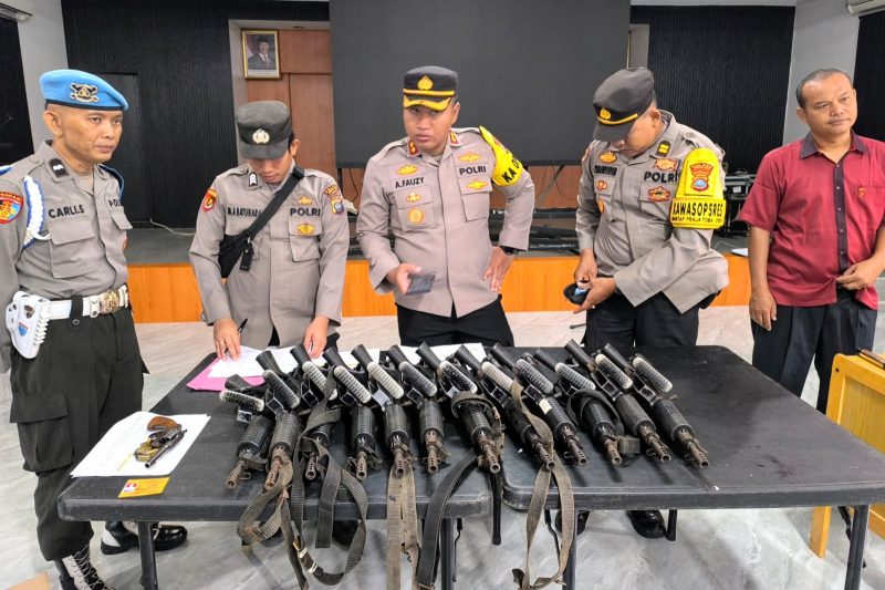 Kapolres Sibolga AKBP Achmad Fauzy bersama jajaran saat melakukan pemeriksaan Senpi, Senin (23/12). Foto: Humas Polres Sibolga