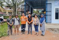 Kepala Divisi Lingkungan PTAR, Mahmud (tiga kanan) dan Direktur Bank Sampah Yamantab Damai Mendrofa (dua kiri) saat Berada di Lokasi BSY, Selasa (24/12). Foto: Topikseru.com/ Jasman Julius