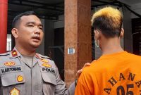 Kapolsek Medan Area Kompol Hendrik Aritonang saat menyampaikan keterangan bersama tersangka F. Foto: topikseru.com