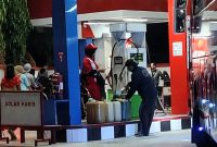 Viral penampakan pembelian BBM Subsidi di salah satu SPBU di Hamparan Perak, Deli Serdang, Sumut. Foto: Instagram/@medanheadlinenews