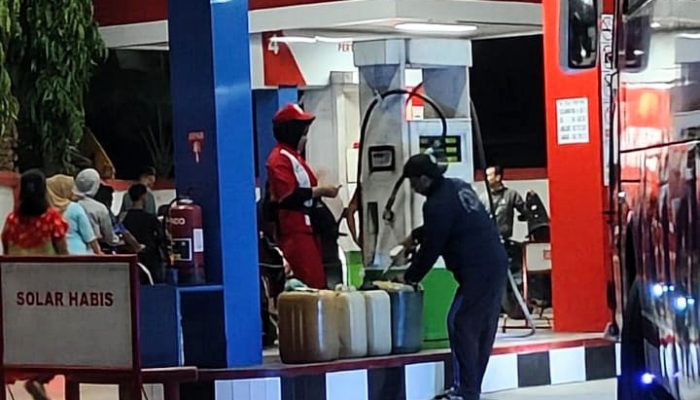 Warga Grebek SPBU di Lampung Timur, Diduga Salurkan Solar Secara Diam-Diam pada Malam Hari