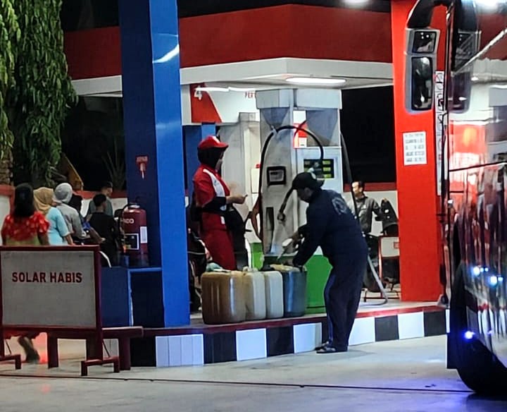 Viral penampakan pembelian BBM Subsidi di salah satu SPBU di Hamparan Perak, Deli Serdang, Sumut. Foto: Instagram/@medanheadlinenews