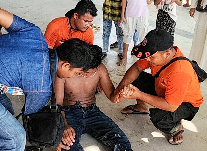 Korban tenggelam, Johannes Pasaribu (22) saat diberikan pertolongan pertama oleh anggota Pos PAM sebelum dibawa ke Rumah Sakit, Minggu (29/12). Humas Polres Sibolga