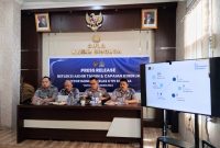 Kepala Imigrasi Sibolga, Akbar  Drajat Bogitara (dua dari kanan) didampingi tiga orang Kepala Seksi Imigrasi dalam Refleksi Akhir Tahun 2024, di ruangan Kanim Sibolga, Selasa (31/12).Foto: Topikseru.com/ Jasman Julius