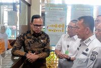 Wamendagri Bima Arya Sugiarto didampingi Pj Gubenur Sumut Agus Fatoni (kanan) saat meninjau pelayanan di Disdukcapil Kota Medan, Rabu (11/12). Foto: topikseru.com/Amar Fuad Marpaung