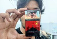 Seorang pengguna menunjukkan salah satu produk rokok jenis sigaret kretek mesin (SKM). Foto: topikseru.com