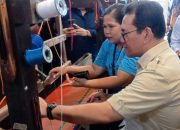 Kala Mendag Budi Santoso Belajar Menenun Ulos Batak di Medan