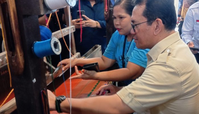 Kala Mendag Budi Santoso Belajar Menenun Ulos Batak di Medan