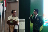 Menteri Perdagangan (Mendag) Budi Santoso berdialog dengan seorang mahasiswa di USU, Selasa (17/12). Foto: topikseru.com/Amar Fuad Marpaung 
