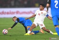 Pesepak bola Timnas Indonesia Asnawi Mangkualam (kanan) berebut bola dengan pesepak bola Timnas Filipina Patrick Reichelt dalam laga lanjutan Grup F Kualifikasi Piala Dunia 2026 zona Asia di Stadion Utama Gelora Bung Karno (SUGBK), Senayan, Jakarta, Selasa (11/6/2024). ANTARA FOTO
