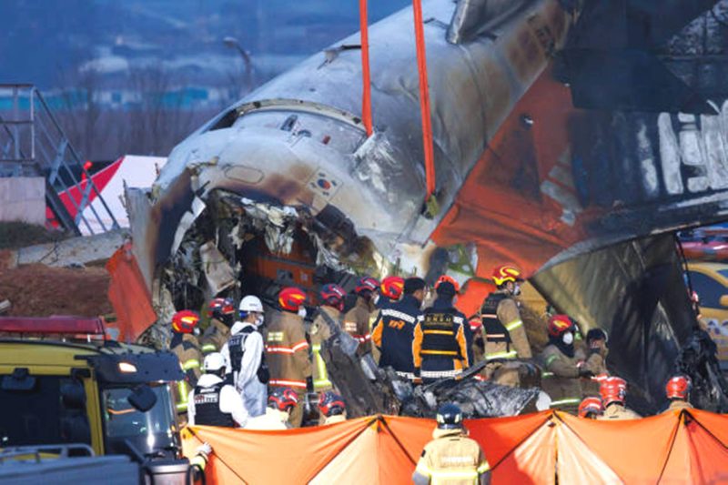 Pesawat Jeju Air mendarat darurat dan meledak di Bandara Internasional  Muan. Foto: Getty Images