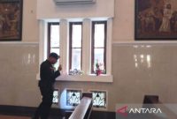 Tim Gegana Brimob Polda Sumut melakukan sterilisasi di Gereja Katedral Medan, Selasa (24/12/2024). Foto: Antara/Aris Rinaldi Nasution
