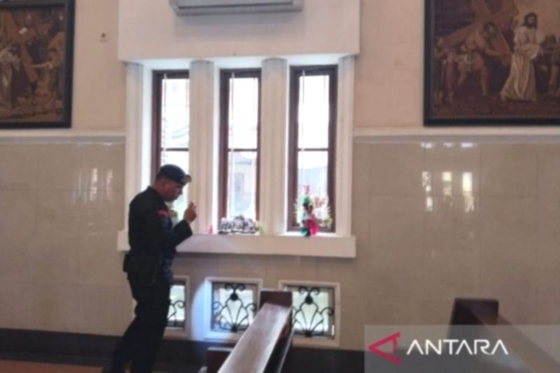 Tim Gegana Brimob Polda Sumut melakukan sterilisasi di Gereja Katedral Medan, Selasa (24/12/2024). Foto: Antara/Aris Rinaldi Nasution
