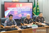 Kepala Pusat Penerangan Hukum Kejagung Harli Siregar (tengah) dalam konferensi pers akhir tahun capaian kinerja kejaksaan 2024 di Jakarta, Selasa (31/12/2024). Foto: Antara/Nadia Putri Rahmani