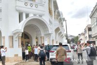 Wakil Presiden Republik Indonesia  Gibran Rakabuming Raka melakukan kunjungan ke Kota Tua Kesawan guna meninjau revitalisasi gedung Warenhuis yang berada di Jalan Hindu, Kota Medan, di Medan, Senin. Foto: Antara/Anggi Luthfi Panggabean