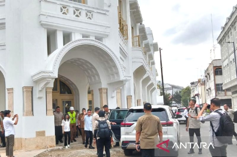 Wakil Presiden Republik Indonesia  Gibran Rakabuming Raka melakukan kunjungan ke Kota Tua Kesawan guna meninjau revitalisasi gedung Warenhuis yang berada di Jalan Hindu, Kota Medan, di Medan, Senin. Foto: Antara/Anggi Luthfi Panggabean