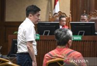 Terdakwa kasus korupsi rekayasa transaksi emas Antam Budi Said (kiri) dan Abdul Hadi Aviciena (kanan) menjalani sidang putusan di Pengadilan Tipikor, Jakarta, Jumat (27/12/2024). Foto: Antara