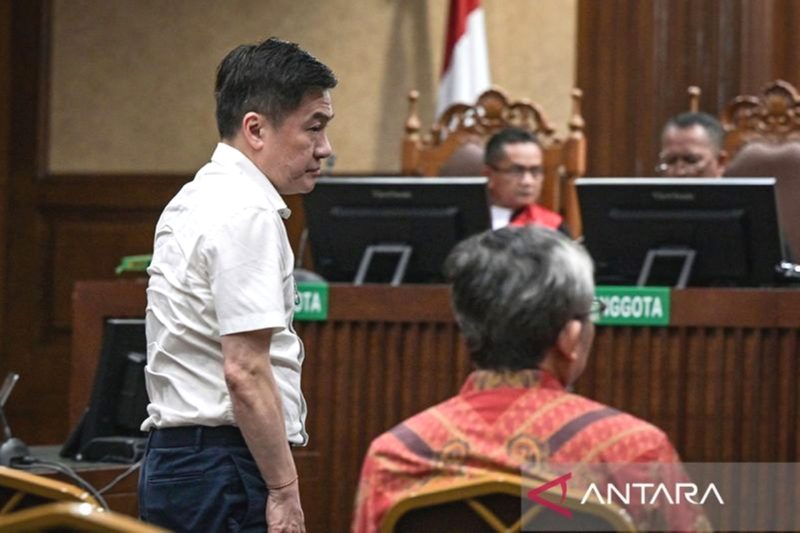 Terdakwa kasus korupsi rekayasa transaksi emas Antam Budi Said (kiri) dan Abdul Hadi Aviciena (kanan) menjalani sidang putusan di Pengadilan Tipikor, Jakarta, Jumat (27/12/2024). Foto: Antara