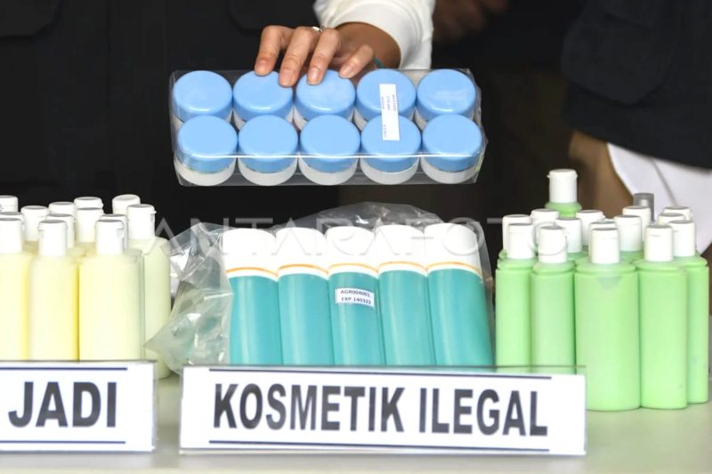 Badan Pengawas Obat dan Makanan (BPOM) menunjukkan bahan dan kosmetik ilegal berbahaya dalam konferensi pers penggerebekan pabrik di kompleks pergudangan Elang Laut, Kamal Muara, Penjaringan, Jakarta, Kamis (16/3/2023). Foto: ANTARA FOTO/Aditya Pradana Putra