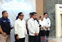 Menteri Ketenagakerjaan (Menaker) Yassierli didampingi Wakil Menteri Ketenagakerjaan Immanuel Ebenezer Gerungan dalam konferensi pers di Jakarta, Rabu (4/12/2024). Foto: Antara/Aji Cakti