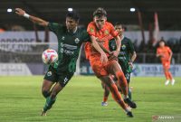 Pemain Persiraja Banda Aceh (orange) saat merebut bola dari pemain PSKC Cimahi dalam laga lanjutan liga 2 Indonesia, di Stadion H Dimurthala Lampineung Banda Aceh, Sabtu (7/12). Foto: ANTARA/Khalis Surry