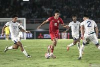 Pesepak bola Timnas Indonesia Rafael William Struick (kedua kiri) berusaha melewati tiga pesepak bola Timnas Filipina Michael Tribaco Kempter (kiri), Zico Alika Lefroy Locquiao Bailey (kedua kanan) dan Adrian Cortes Ugelvik (kanan) saat pertandingan Grup B ASEAN Cup 2024 di Stadion Manahan, Solo, Jawa Tengah, Sabtu (21/12/2024). Foto: Antara