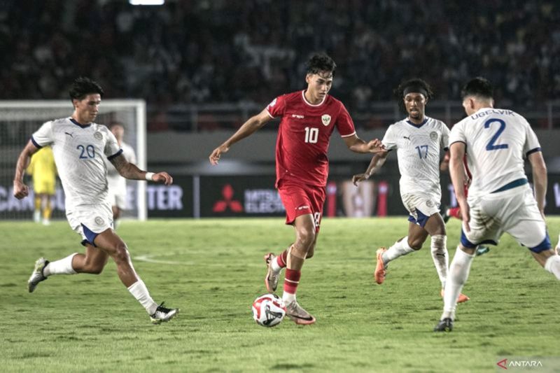 Pesepak bola Timnas Indonesia Rafael William Struick (kedua kiri) berusaha melewati tiga pesepak bola Timnas Filipina Michael Tribaco Kempter (kiri), Zico Alika Lefroy Locquiao Bailey (kedua kanan) dan Adrian Cortes Ugelvik (kanan) saat pertandingan Grup B ASEAN Cup 2024 di Stadion Manahan, Solo, Jawa Tengah, Sabtu (21/12/2024). Foto: Antara