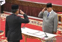 Presiden Prabowo Subianto (kanan) membalas penghormatan Wakil Menteri Pertahanan Donny Ermawan sebelum penandatangan berita acara pelantikan Donny sebagai Sekretaris Dewan Pertahanan Nasional di Istana Negara, Senin (20/12/2024). Foto: Antara