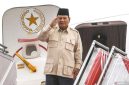 Presiden Prabowo Subianto memberi hormat sebelum melakukan kunjungan ke luar negeri di Pangkalan TNI AU Halim Perdanakusama, Jakarta, Selasa (17/12/2024). ANTARA FOTO/Galih Pradipta
