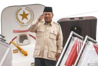 Presiden Prabowo Subianto memberi hormat sebelum melakukan kunjungan ke luar negeri di Pangkalan TNI AU Halim Perdanakusama, Jakarta, Selasa (17/12/2024). ANTARA FOTO/Galih Pradipta
