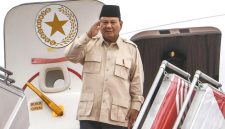 Presiden Prabowo Subianto memberi hormat sebelum melakukan kunjungan ke luar negeri di Pangkalan TNI AU Halim Perdanakusama, Jakarta, Selasa (17/12/2024). ANTARA FOTO/Galih Pradipta