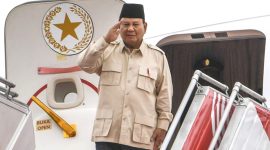 Presiden Prabowo Subianto memberi hormat sebelum melakukan kunjungan ke luar negeri di Pangkalan TNI AU Halim Perdanakusama, Jakarta, Selasa (17/12/2024). ANTARA FOTO/Galih Pradipta