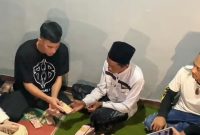 TikToker Rian Arifin saat menyerahkan uang donasi Rp 300 juta kepada pedagang es teh Sunhaji di kediamannya. Foto: tangkapan layar video