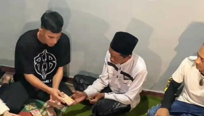 TikToker Rian Arifin Serahkan Donasi Rp 300 Juta untuk Pedagang Es Teh yang Diolok-olok Gus Miftah