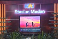 PT Kereta Api Indonesia (KAI) Divre I Sumatera Utara terus meningkatkan layanan bagi para pelanggan kereta api, khusus di masa Angkutan Natal 2024 dan Tahun Baru 2025 (Nataru) di Stasiun Medan dengan menyediakan layanan Game Zone berupa PS4 dan karaoke gratis. Foto: Antara