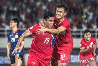 Pesepak bola Timnas Indonesia Muhammad Ferrari (kiri) dan Pratama Arhan (kanan) melakukan selebrasi usai mencetak gol ke gawang Timnas Laos saat pertandingan Grup B ASEAN Cup 2024 di Stadion Manahan, Solo, Jawa Tengah, Kamis (12/12/2024).  Foto: Antara