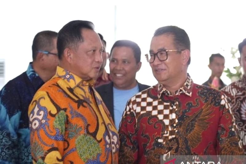 Menteri Dalam Negeri (Mendagri) RI Mohammad Tito Karnavian didampingi Pj. Gubernur Kaltim Akmal Malik saat melakukan kunjungan kerja di Kota Balikpapan. Foto: Antara