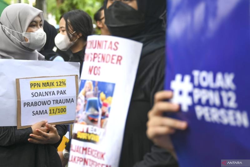 Sejumlah pengunjuk rasa membawa poster saat aksi penolakan PPN 12 persen di depan Istana Merdeka, Jakarta, Kamis (19/12/2024). Foto: Antara