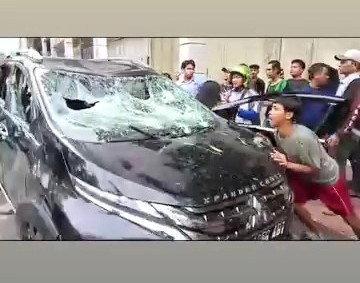 Mobil Mitsubishi Xpander yang dikendarai diduga pelaku tabrak lari di Medan menjadi bulan-bulanan warga yang emosi. Foto: Tangkapan layar video