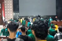 Ratusan mahasiswa di Medan menolak kenaikan PPN 12 persen menduduki Gedung DPRD Sumut, Senin (30/12) sore. Foto: tangkapan layar