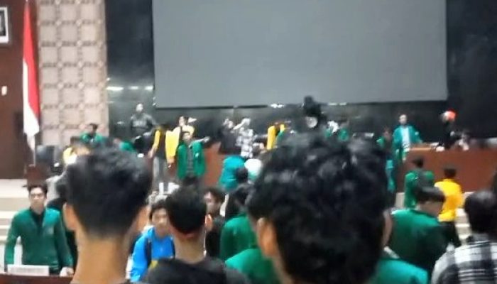 Gedung DPRD Sumut Diduduki Mahasiswa