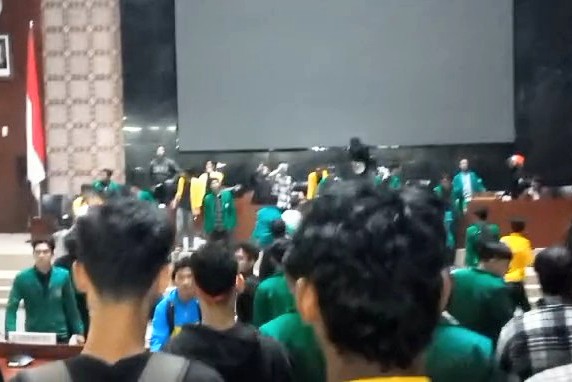 Ratusan mahasiswa di Medan menolak kenaikan PPN 12 persen menduduki Gedung DPRD Sumut, Senin (30/12) sore. Foto: tangkapan layar