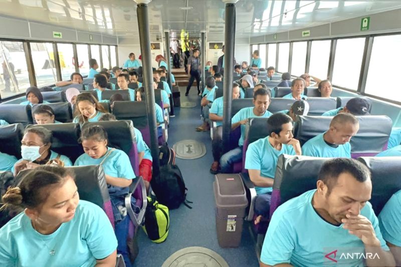 WNI yang telah menyelesaikan proses hukum di Malaysia berada di kapal cepat mengikuti pemulangan melalui Pelabuhan Stulang Laut Malaysia di Johor Bahru, Malaysia, Kamis (14/11/2024). Foto: Antara